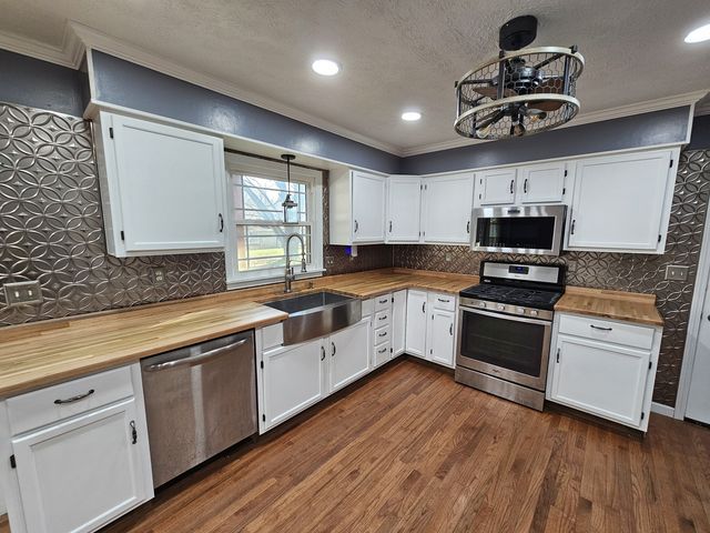 111 W Hickory Street, Bluford, IL 62814