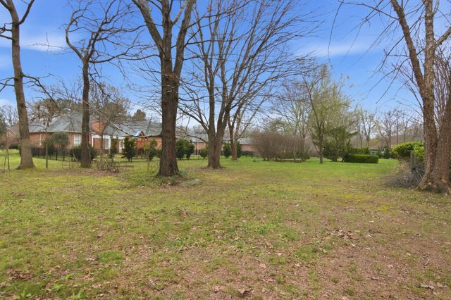 108 Albemarle Dr, Tullahoma, TN 37388