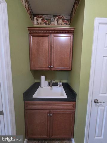 1213 WINTERBERRY DR, York, PA 17406