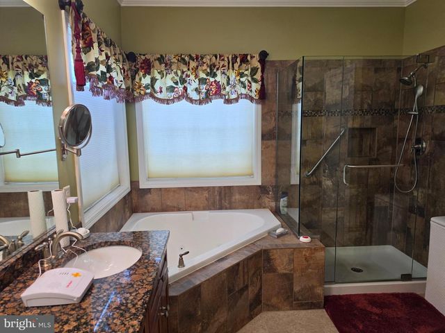1213 WINTERBERRY DR, York, PA 17406