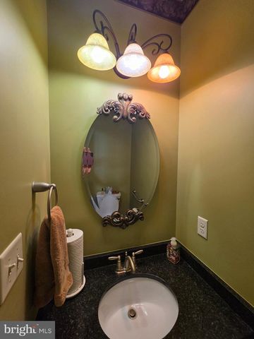 1213 WINTERBERRY DR, York, PA 17406