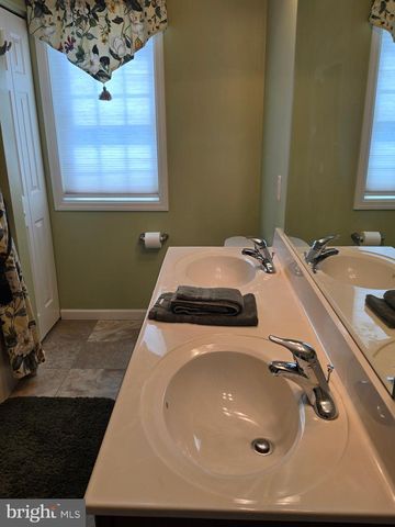 1213 WINTERBERRY DR, York, PA 17406