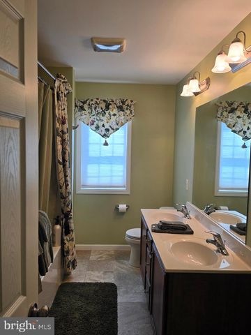 1213 WINTERBERRY DR, York, PA 17406