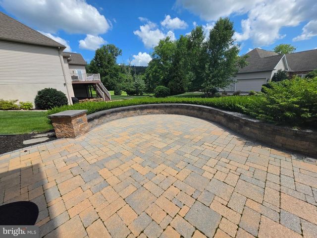 1213 WINTERBERRY DR, York, PA 17406