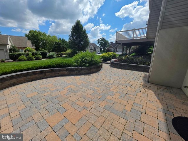 1213 WINTERBERRY DR, York, PA 17406