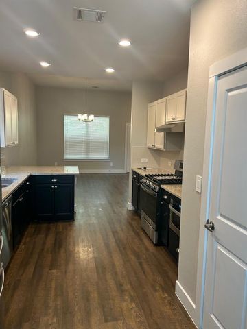 423 Black Walnut Drive, Conroe, TX 77304