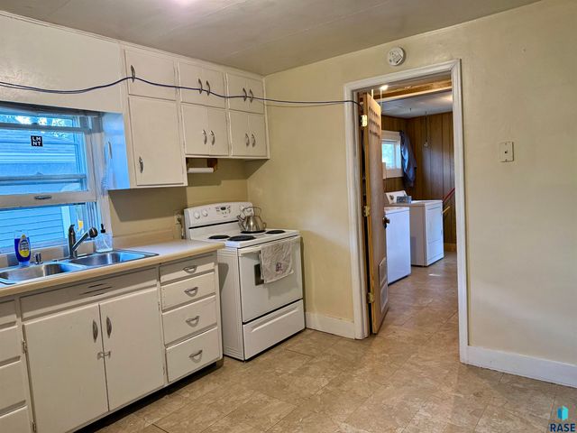 1031 E 1st Ave Avenue, Mitchell, SD 57301