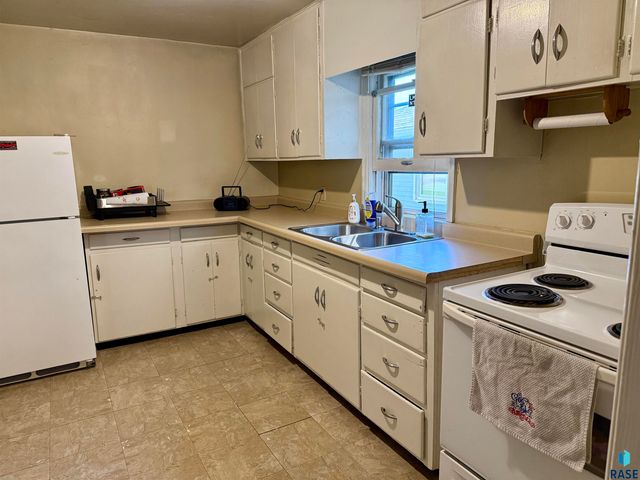 1031 E 1st Ave Avenue, Mitchell, SD 57301