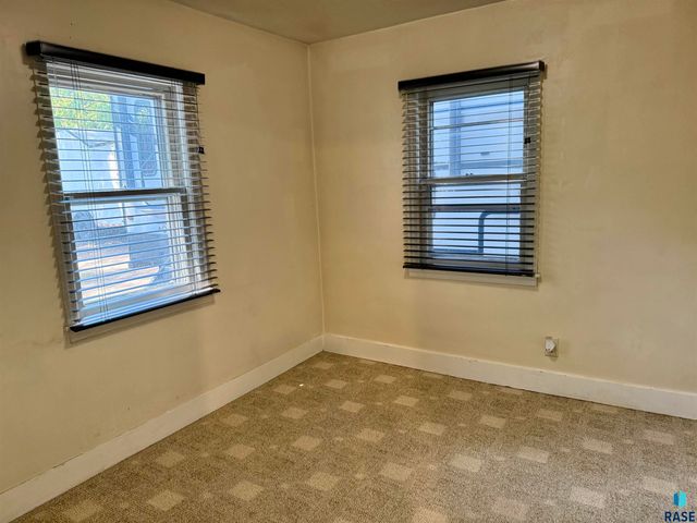 1031 E 1st Ave Avenue, Mitchell, SD 57301