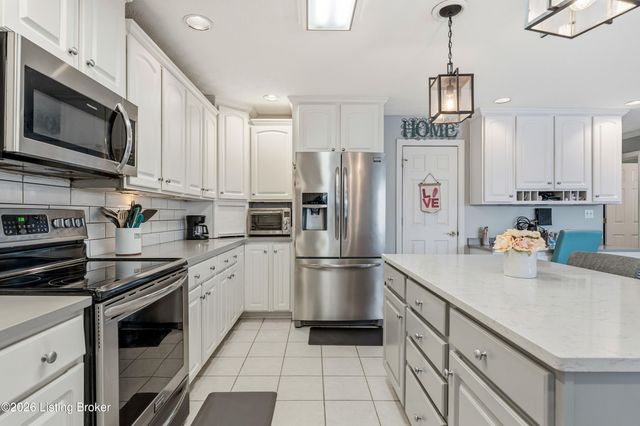 9409 Amber Ridge Ct, Louisville, KY 40272