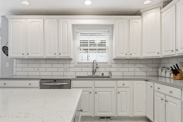 9409 Amber Ridge Ct, Louisville, KY 40272