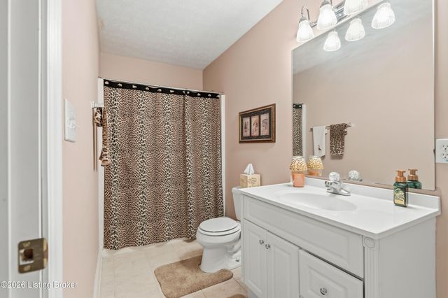 9409 Amber Ridge Ct, Louisville, KY 40272