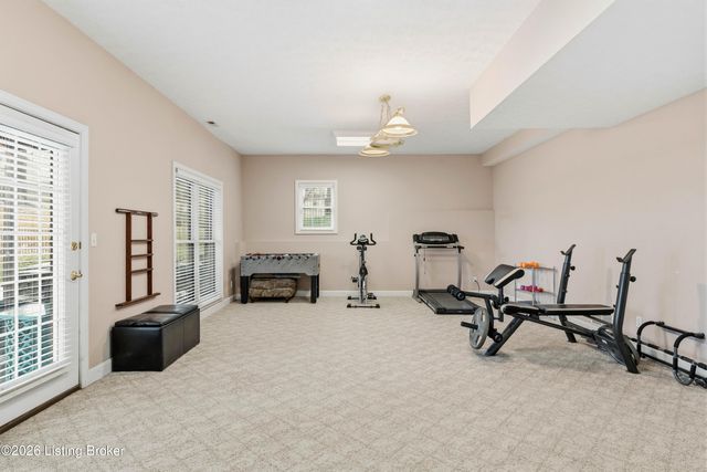 9409 Amber Ridge Ct, Louisville, KY 40272