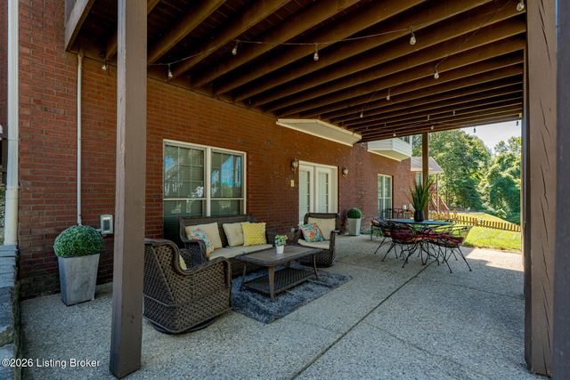 9409 Amber Ridge Ct, Louisville, KY 40272