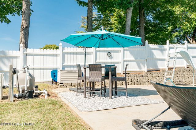 9409 Amber Ridge Ct, Louisville, KY 40272