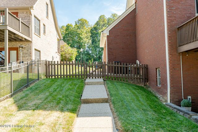 9409 Amber Ridge Ct, Louisville, KY 40272