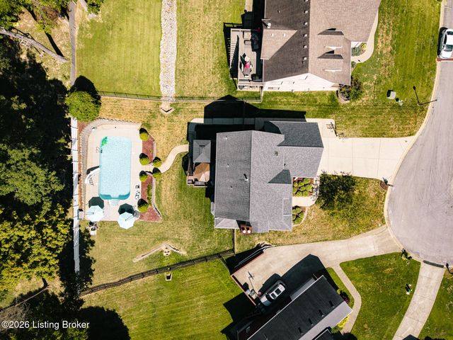 9409 Amber Ridge Ct, Louisville, KY 40272