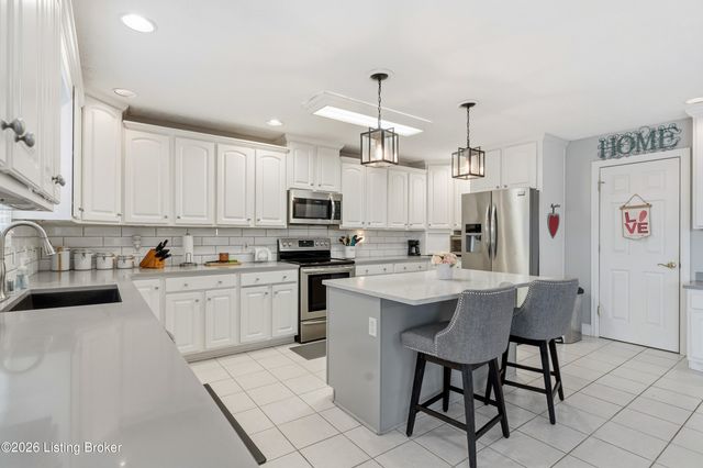 9409 Amber Ridge Ct, Louisville, KY 40272