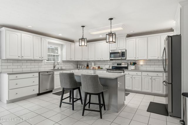 9409 Amber Ridge Ct, Louisville, KY 40272