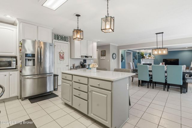 9409 Amber Ridge Ct, Louisville, KY 40272