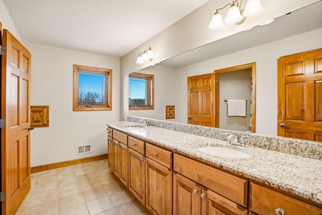 3130 Country LANE, New Berlin, WI 53146