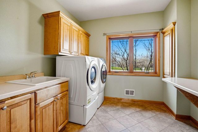 3130 Country LANE, New Berlin, WI 53146