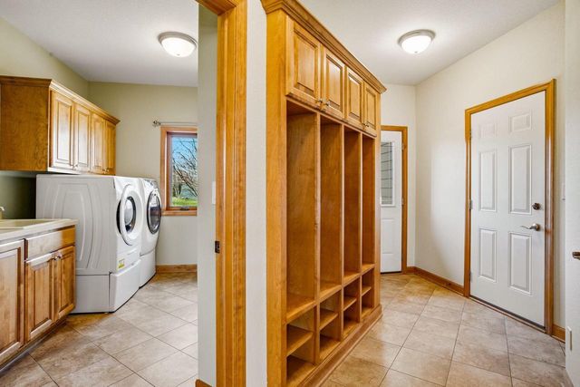 3130 Country LANE, New Berlin, WI 53146