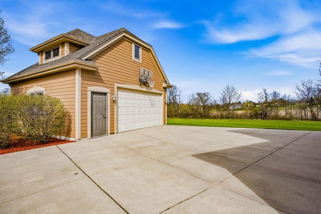 3130 Country LANE, New Berlin, WI 53146