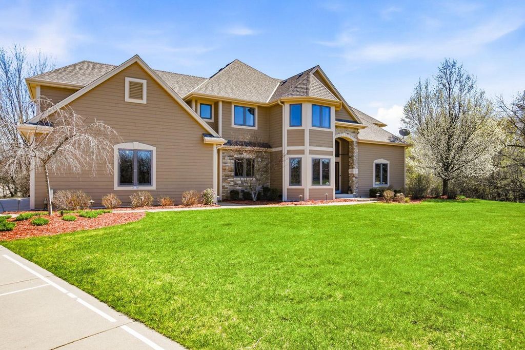 3130 Country LANE, New Berlin, WI 53146