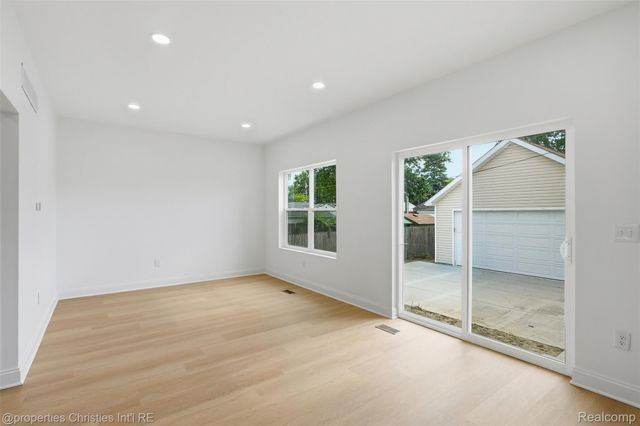 27828 Groveland Street, Madison Heights, MI 48071