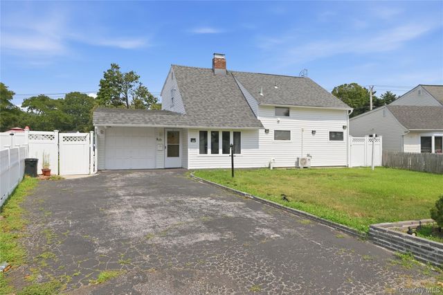 63 Blacksmith Rd, Levittown, NY 11756