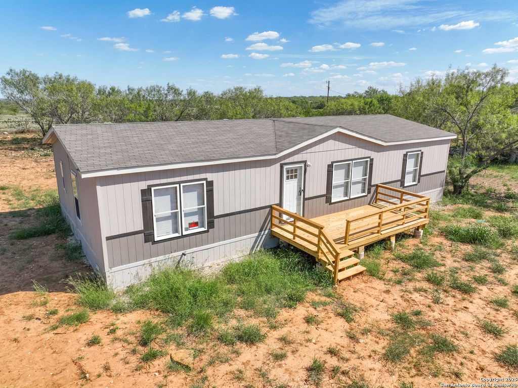 636 County Road 1615, Moore, TX 78057