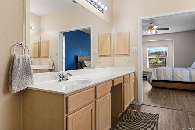 910 Thomas Ridge, San Antonio, TX 78251