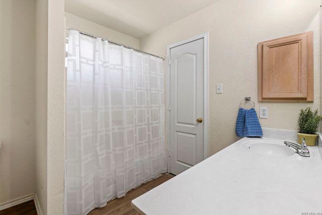 910 Thomas Ridge, San Antonio, TX 78251