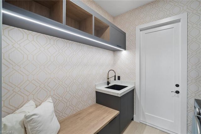 1677 Northgate DR, Naples, FL 34105