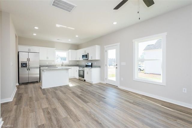 415 E Lee Avenue, Yadkinville, NC 27055