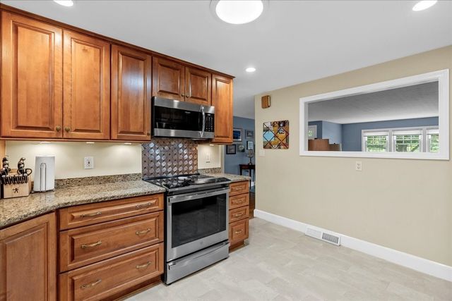 121 Twin Fawn Dr, Hanover, MA 02339