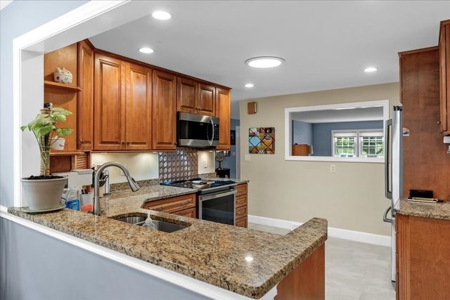121 Twin Fawn Dr, Hanover, MA 02339