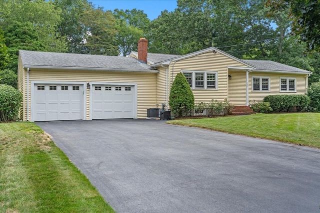 121 Twin Fawn Dr, Hanover, MA 02339