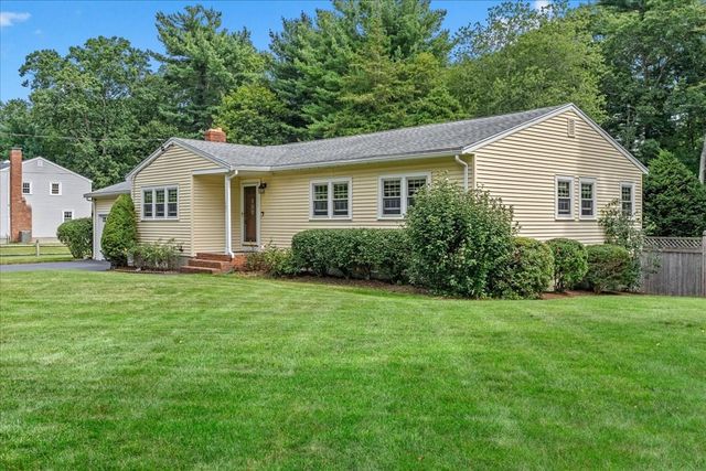 121 Twin Fawn Dr, Hanover, MA 02339