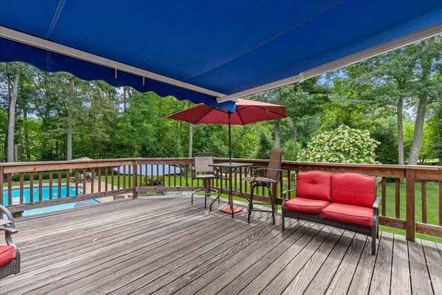 121 Twin Fawn Dr, Hanover, MA 02339
