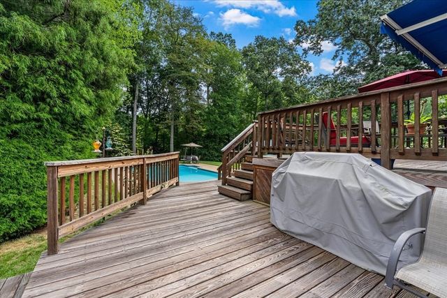 121 Twin Fawn Dr, Hanover, MA 02339