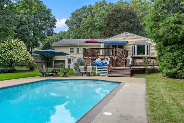 121 Twin Fawn Dr, Hanover, MA 02339