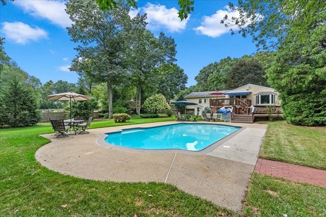 121 Twin Fawn Dr, Hanover, MA 02339