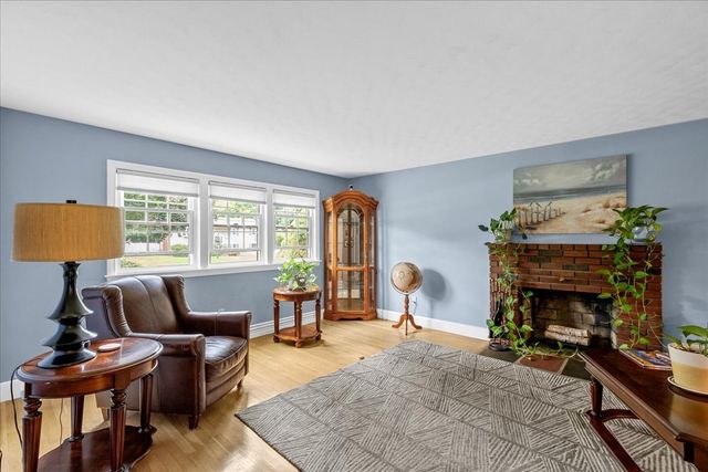 121 Twin Fawn Dr, Hanover, MA 02339