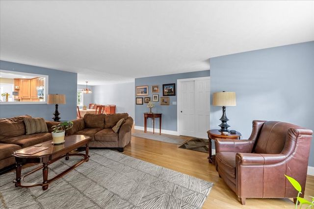 121 Twin Fawn Dr, Hanover, MA 02339