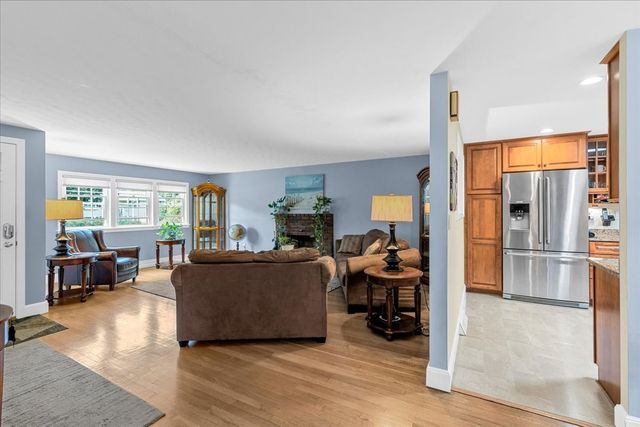 121 Twin Fawn Dr, Hanover, MA 02339
