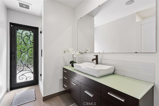 17002 Dearborn, Northridge, CA 91325