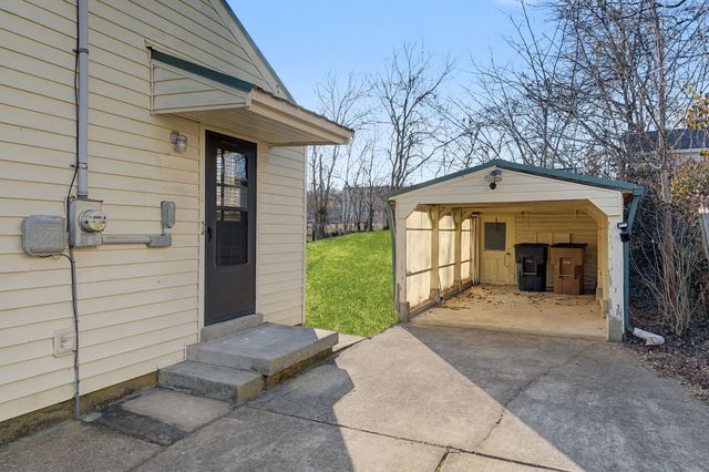 5615 Meadowcrest Ln, Nashville, TN 37209