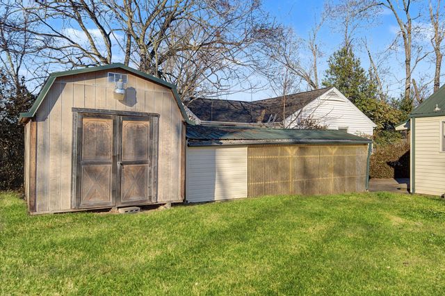 5615 Meadowcrest Ln, Nashville, TN 37209